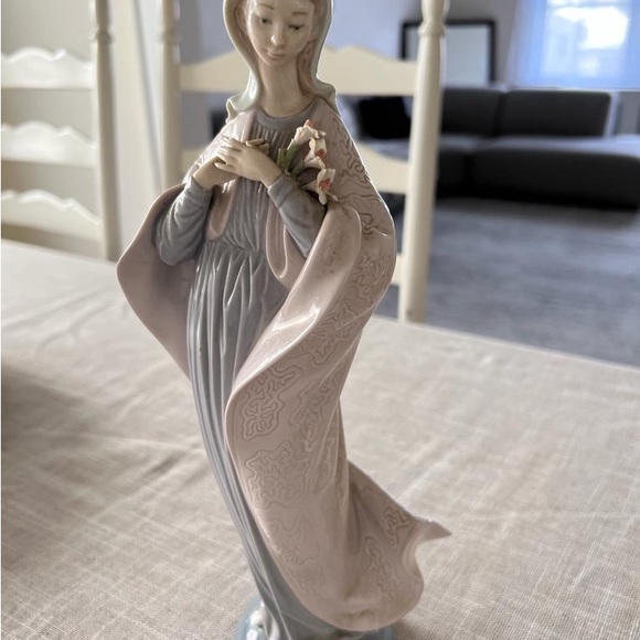 Our lady with flowers